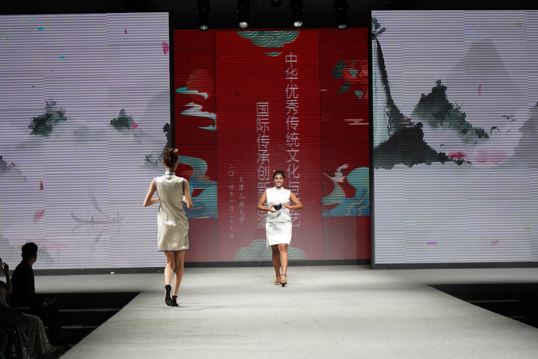 模特 · 时尚模特 — Sayba